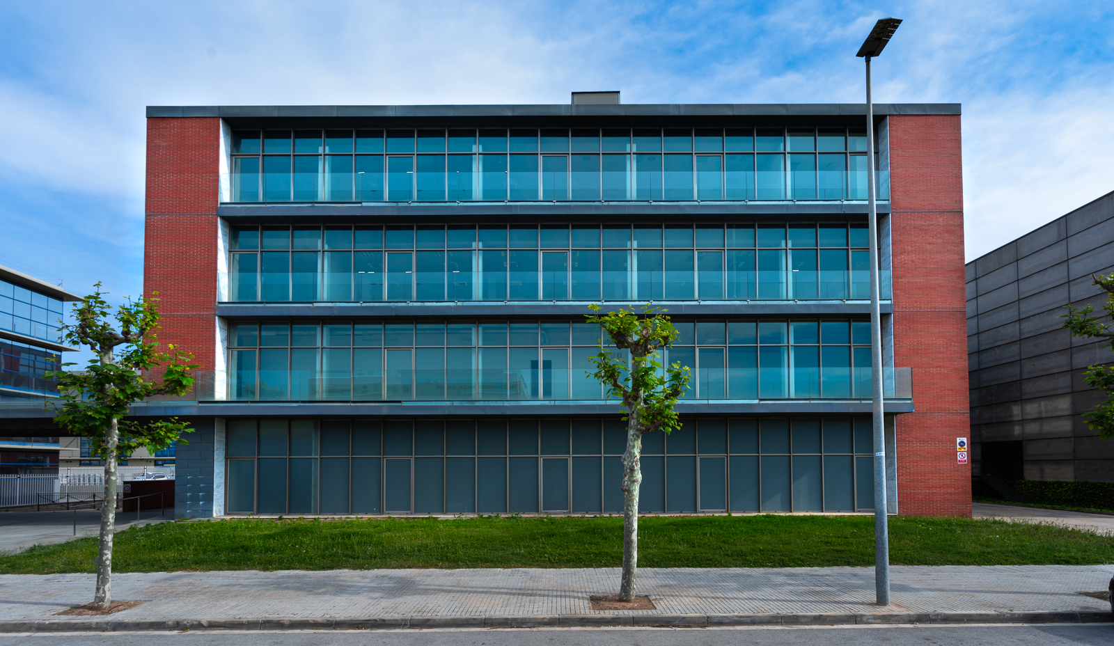 Fachada frontal Edificio Mas Blau